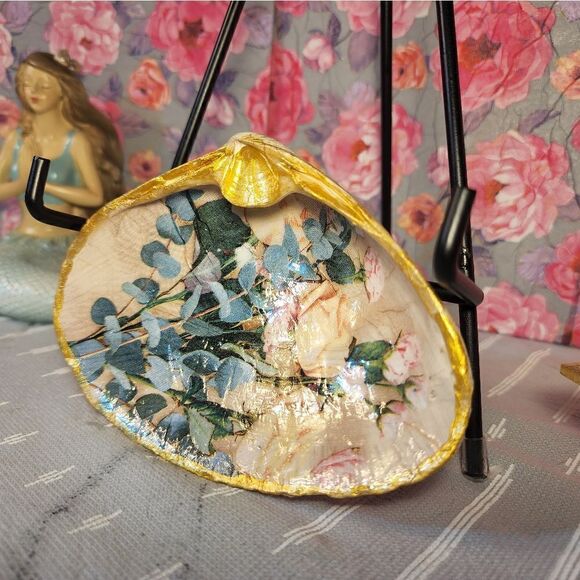DECOUPAGE CLAM SHELL DECOUPAGE PINK ROSES 🌹 ON A CLAM SHELL TRINKET DISH - Picture 3 of 10